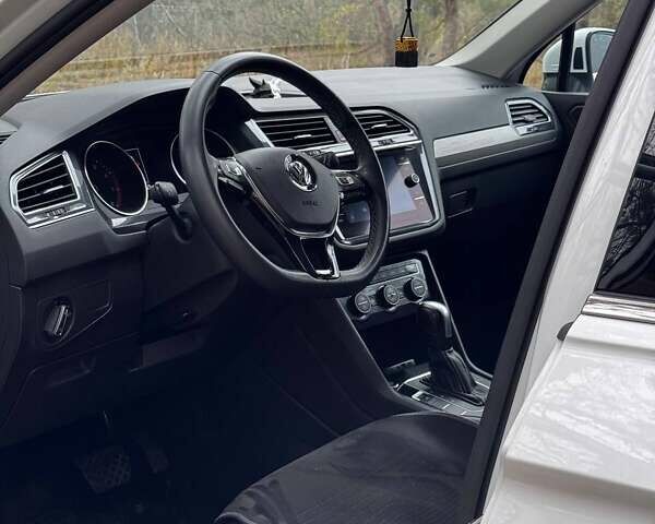 Білий Фольксваген Тігуан, об'ємом двигуна 2 л та пробігом 125 тис. км за 20000 $, фото 6 на Automoto.ua