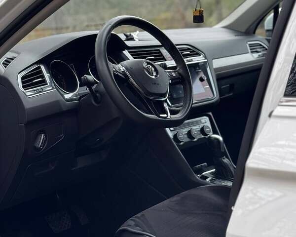 Білий Фольксваген Тігуан, об'ємом двигуна 2 л та пробігом 125 тис. км за 20000 $, фото 28 на Automoto.ua