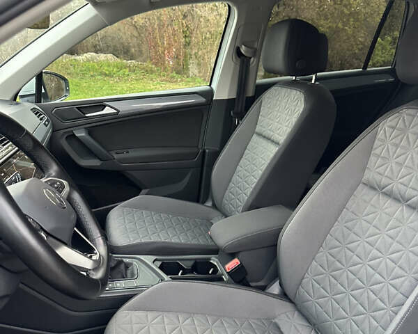 Белый Фольксваген Тигуан, объемом двигателя 2 л и пробегом 132 тыс. км за 27750 $, фото 110 на Automoto.ua