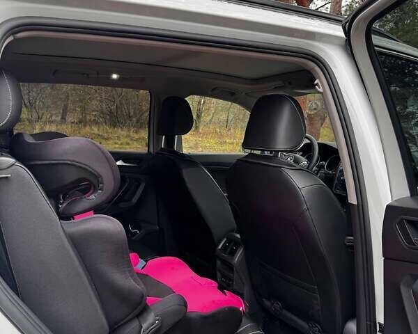 Білий Фольксваген Тігуан, об'ємом двигуна 2 л та пробігом 125 тис. км за 20000 $, фото 4 на Automoto.ua