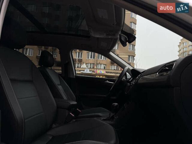 Білий Фольксваген Тігуан, об'ємом двигуна 2 л та пробігом 103 тис. км за 21000 $, фото 26 на Automoto.ua