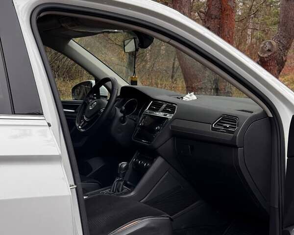 Білий Фольксваген Тігуан, об'ємом двигуна 2 л та пробігом 125 тис. км за 20000 $, фото 14 на Automoto.ua