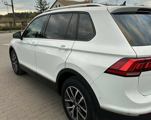 Белый Фольксваген Тигуан, объемом двигателя 2 л и пробегом 132 тыс. км за 27750 $, фото 39 на Automoto.ua