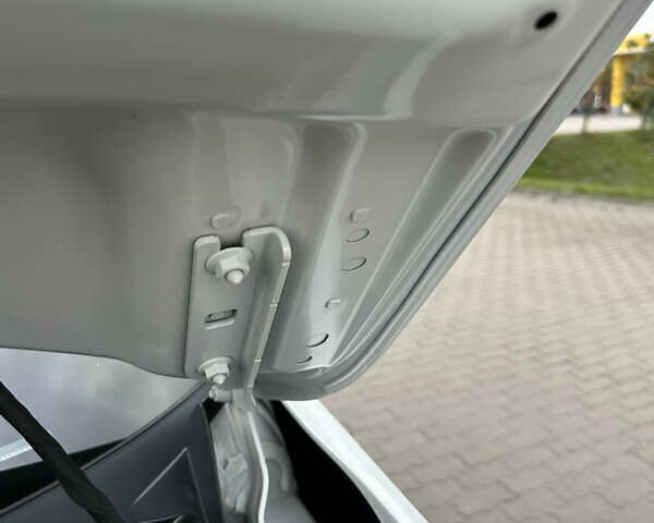 Белый Фольксваген Тигуан, объемом двигателя 2 л и пробегом 132 тыс. км за 27750 $, фото 76 на Automoto.ua