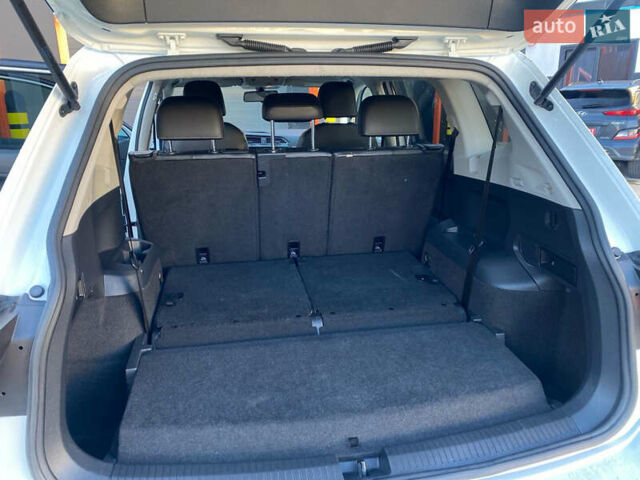 Білий Фольксваген Тігуан, об'ємом двигуна 2 л та пробігом 135 тис. км за 18800 $, фото 19 на Automoto.ua