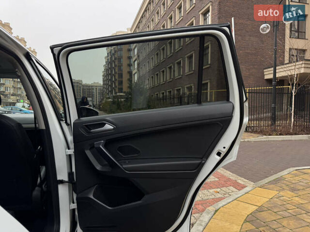 Білий Фольксваген Тігуан, об'ємом двигуна 2 л та пробігом 103 тис. км за 21000 $, фото 40 на Automoto.ua