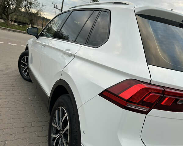 Белый Фольксваген Тигуан, объемом двигателя 2 л и пробегом 132 тыс. км за 27750 $, фото 43 на Automoto.ua