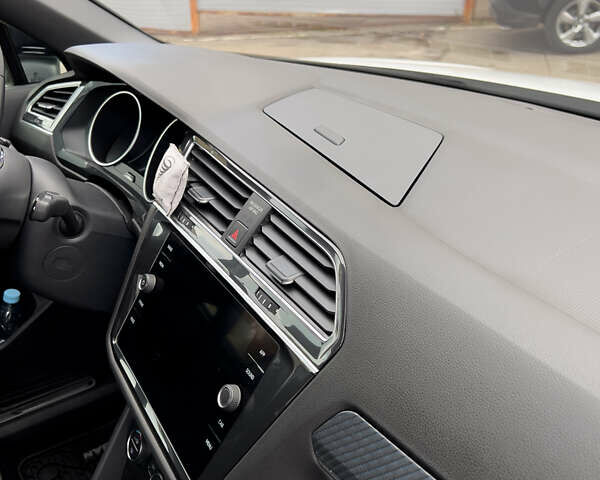 Белый Фольксваген Тигуан, объемом двигателя 1.98 л и пробегом 77 тыс. км за 26550 $, фото 14 на Automoto.ua