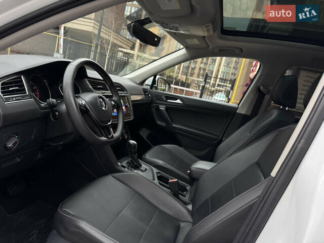 Білий Фольксваген Тігуан, об'ємом двигуна 2 л та пробігом 103 тис. км за 21000 $, фото 22 на Automoto.ua