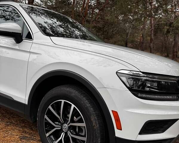 Білий Фольксваген Тігуан, об'ємом двигуна 2 л та пробігом 125 тис. км за 20000 $, фото 1 на Automoto.ua
