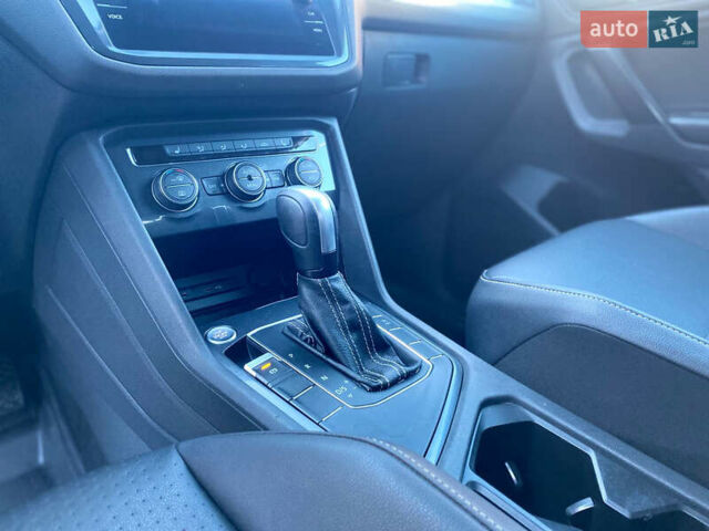 Білий Фольксваген Тігуан, об'ємом двигуна 2 л та пробігом 135 тис. км за 18800 $, фото 14 на Automoto.ua