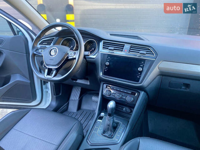 Білий Фольксваген Тігуан, об'ємом двигуна 2 л та пробігом 135 тис. км за 18800 $, фото 17 на Automoto.ua
