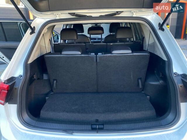 Білий Фольксваген Тігуан, об'ємом двигуна 2 л та пробігом 135 тис. км за 18800 $, фото 18 на Automoto.ua