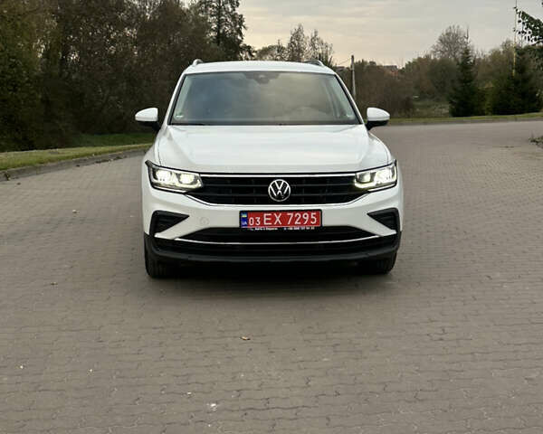 Белый Фольксваген Тигуан, объемом двигателя 2 л и пробегом 132 тыс. км за 27750 $, фото 60 на Automoto.ua