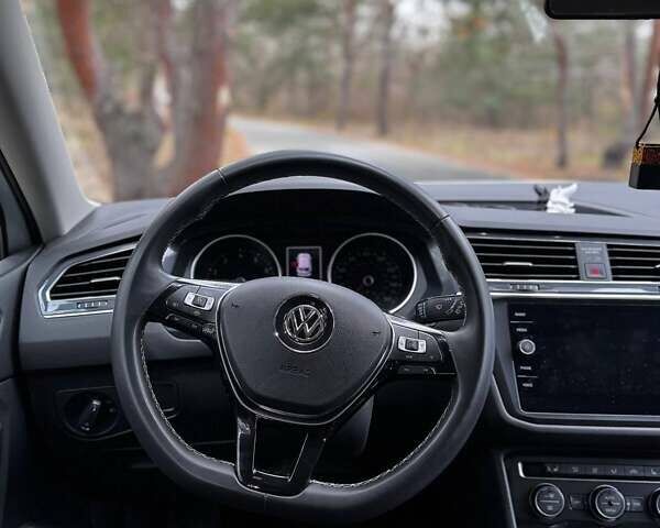 Білий Фольксваген Тігуан, об'ємом двигуна 2 л та пробігом 125 тис. км за 20000 $, фото 24 на Automoto.ua