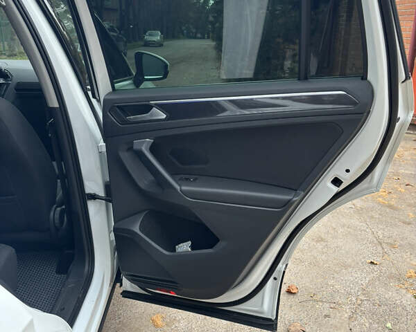 Білий Фольксваген Тігуан, об'ємом двигуна 1.98 л та пробігом 35 тис. км за 31600 $, фото 26 на Automoto.ua