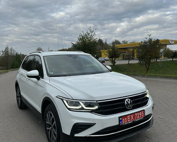 Белый Фольксваген Тигуан, объемом двигателя 2 л и пробегом 132 тыс. км за 27750 $, фото 1 на Automoto.ua