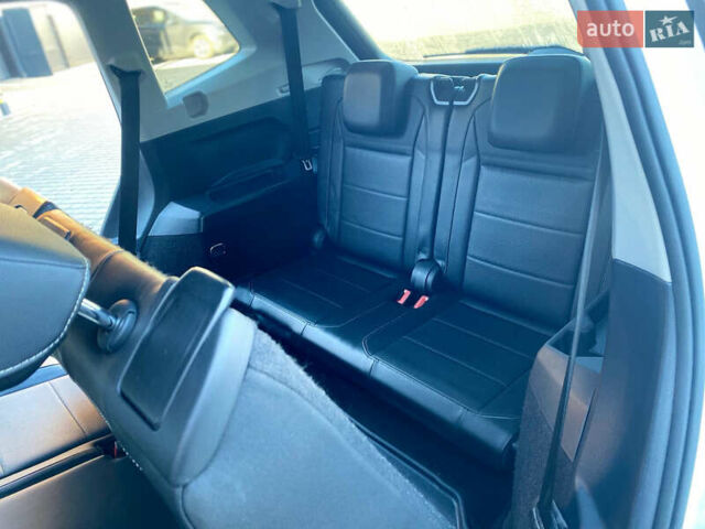 Білий Фольксваген Тігуан, об'ємом двигуна 2 л та пробігом 135 тис. км за 18800 $, фото 16 на Automoto.ua