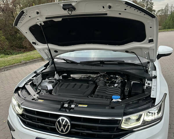 Белый Фольксваген Тигуан, объемом двигателя 2 л и пробегом 132 тыс. км за 27750 $, фото 71 на Automoto.ua