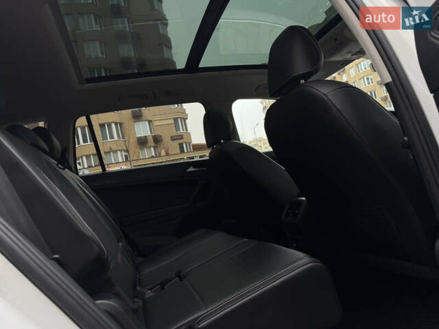 Білий Фольксваген Тігуан, об'ємом двигуна 2 л та пробігом 103 тис. км за 21000 $, фото 28 на Automoto.ua