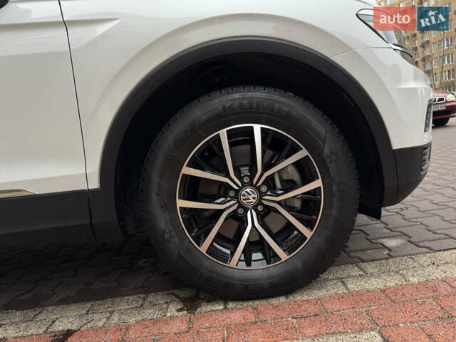 Білий Фольксваген Тігуан, об'ємом двигуна 2 л та пробігом 103 тис. км за 21000 $, фото 48 на Automoto.ua