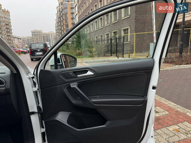 Білий Фольксваген Тігуан, об'ємом двигуна 2 л та пробігом 103 тис. км за 21000 $, фото 42 на Automoto.ua