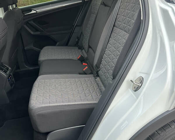 Белый Фольксваген Тигуан, объемом двигателя 2 л и пробегом 132 тыс. км за 27750 $, фото 95 на Automoto.ua