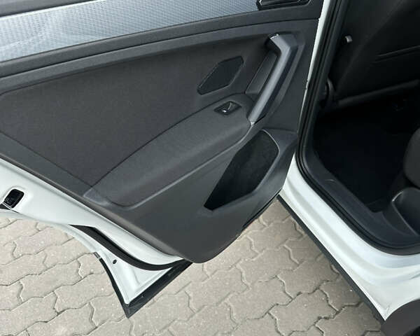 Белый Фольксваген Тигуан, объемом двигателя 2 л и пробегом 132 тыс. км за 27750 $, фото 94 на Automoto.ua