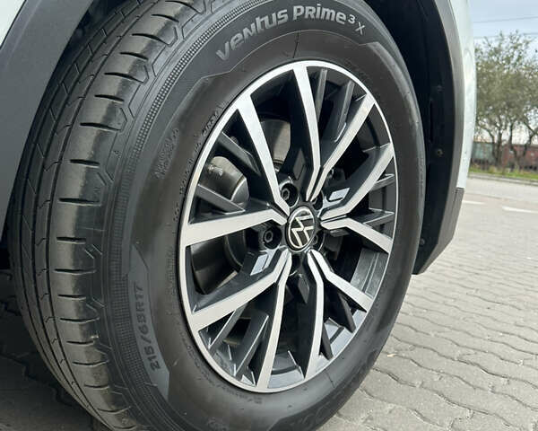 Белый Фольксваген Тигуан, объемом двигателя 2 л и пробегом 132 тыс. км за 27750 $, фото 64 на Automoto.ua