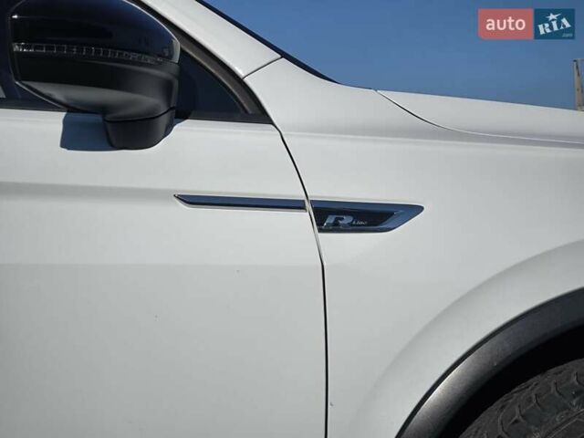 Білий Фольксваген Тігуан, об'ємом двигуна 2 л та пробігом 123 тис. км за 27500 $, фото 97 на Automoto.ua