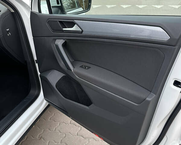 Белый Фольксваген Тигуан, объемом двигателя 2 л и пробегом 132 тыс. км за 27750 $, фото 104 на Automoto.ua