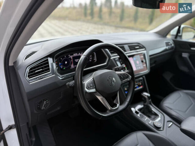 Білий Фольксваген Тігуан, об'ємом двигуна 2 л та пробігом 191 тис. км за 29200 $, фото 26 на Automoto.ua