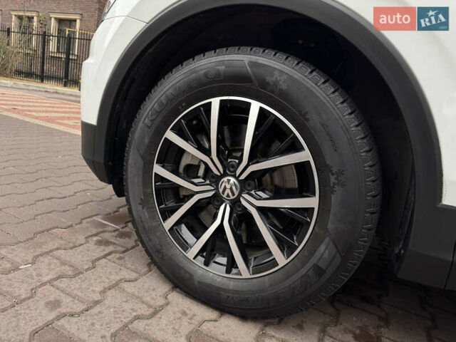 Білий Фольксваген Тігуан, об'ємом двигуна 2 л та пробігом 103 тис. км за 21000 $, фото 46 на Automoto.ua