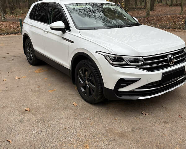 Білий Фольксваген Тігуан, об'ємом двигуна 1.98 л та пробігом 35 тис. км за 31600 $, фото 2 на Automoto.ua