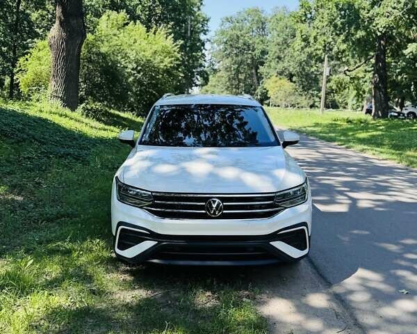 Белый Фольксваген Тигуан, объемом двигателя 2 л и пробегом 50 тыс. км за 29000 $, фото 2 на Automoto.ua