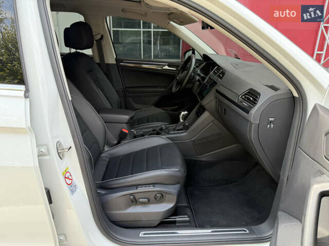 Білий Фольксваген Тігуан, об'ємом двигуна 2 л та пробігом 32 тис. км за 35500 $, фото 19 на Automoto.ua