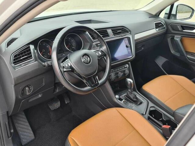 Білий Фольксваген Тігуан, об'ємом двигуна 2 л та пробігом 75 тис. км за 12400 $, фото 4 на Automoto.ua