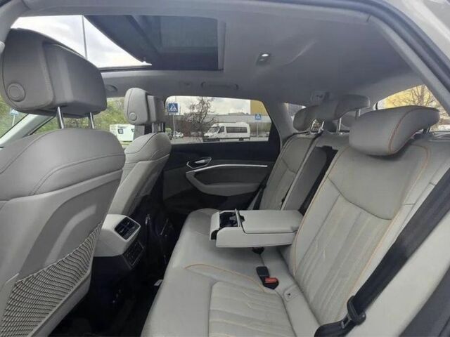 Белый Фольксваген Тигуан, объемом двигателя 0 л и пробегом 50 тыс. км за 25600 $, фото 4 на Automoto.ua