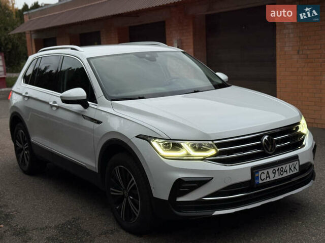 Белый Фольксваген Тигуан, объемом двигателя 1.98 л и пробегом 55 тыс. км за 39500 $, фото 2 на Automoto.ua