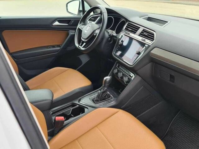 Білий Фольксваген Тігуан, об'ємом двигуна 2 л та пробігом 75 тис. км за 12400 $, фото 5 на Automoto.ua