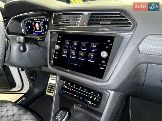 Белый Фольксваген Тигуан, объемом двигателя 2 л и пробегом 48 тыс. км за 42900 $, фото 48 на Automoto.ua