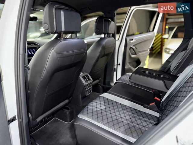 Белый Фольксваген Тигуан, объемом двигателя 2 л и пробегом 48 тыс. км за 42900 $, фото 33 на Automoto.ua