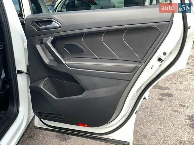 Белый Фольксваген Тигуан, объемом двигателя 2 л и пробегом 45 тыс. км за 28290 $, фото 17 на Automoto.ua