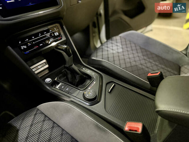 Белый Фольксваген Тигуан, объемом двигателя 2 л и пробегом 48 тыс. км за 42900 $, фото 29 на Automoto.ua