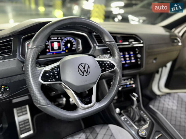 Белый Фольксваген Тигуан, объемом двигателя 2 л и пробегом 48 тыс. км за 42900 $, фото 22 на Automoto.ua