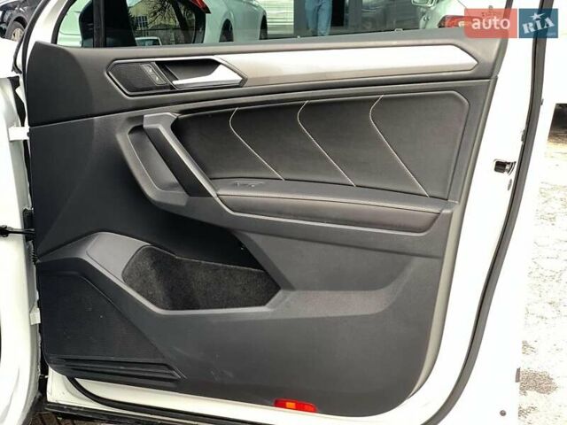 Белый Фольксваген Тигуан, объемом двигателя 2 л и пробегом 45 тыс. км за 28290 $, фото 20 на Automoto.ua