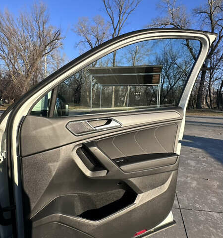 Белый Фольксваген Тигуан, объемом двигателя 1.98 л и пробегом 48 тыс. км за 25900 $, фото 24 на Automoto.ua