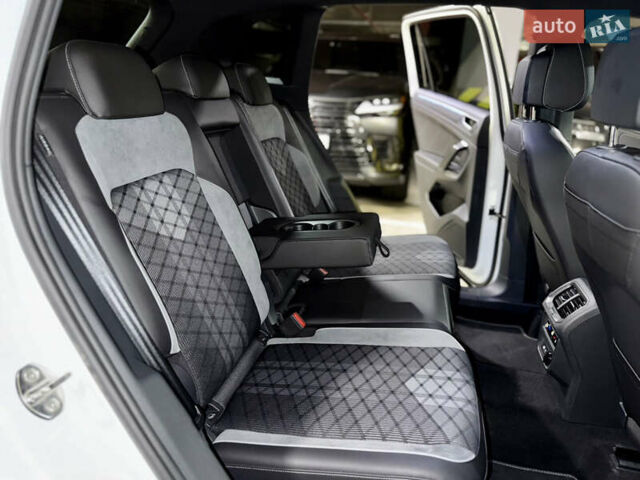 Белый Фольксваген Тигуан, объемом двигателя 2 л и пробегом 48 тыс. км за 42900 $, фото 39 на Automoto.ua