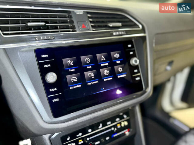 Белый Фольксваген Тигуан, объемом двигателя 2 л и пробегом 48 тыс. км за 42900 $, фото 26 на Automoto.ua