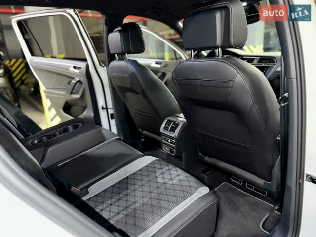 Белый Фольксваген Тигуан, объемом двигателя 2 л и пробегом 48 тыс. км за 42900 $, фото 38 на Automoto.ua